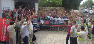 Read more about the article Trabalhadores resistem e tentam impedir entrada de privatistas na Cepisa(PI)