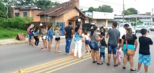 Leia mais sobre o artigo Grupo de manifestantes bloqueou avenida em protesto à privatização da Eletroacre