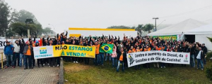 Read more about the article De cabeça erguida, petroleiros suspendem greve momentaneamente