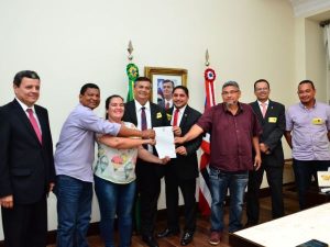 Read more about the article Governador Flávio Dino, afirma ser contra a privatização da Caema ao STIU-MA