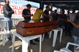 Read more about the article Prossegue greve na Caerd e, em protesto, trabalhadores fazem ‘enterro’ da diretoria
