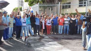 Leia mais sobre o artigo Contra a MP 868: SINDISAN e trabalhadores da DESO fazem protesto e abraço simbólico na Companhia