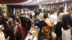 Leia mais sobre o artigo Mulheres dão as costas para Damares em conferência no Chile