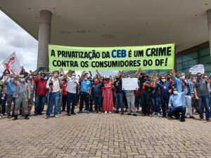 Read more about the article Trabalhadores e parlamentares protestam contra a privatização da energia em Brasília