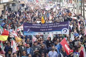 Read more about the article Ato em defesa da água pública reuniu mais de cinco mil pessoas em Porto Alegre