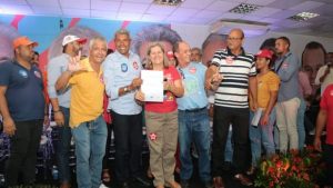 Leia mais sobre o artigo Eletricitários entregam projeto do ramo elétrico para candidato ao governo da Bahia