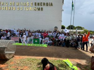 Read more about the article Eletricitários fazem ato no Ministério de Minas e Energia pela reestatização da Eletrobras