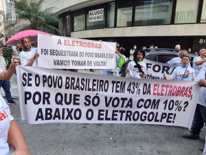 Read more about the article Eletricitários protestam em frente à sede da Eletrobras no RJ: “não foi privatização, foi roubo”