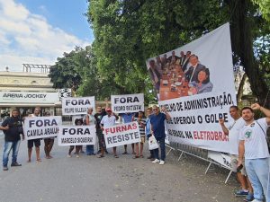 Leia mais sobre o artigo Trabalhadores e movimentos sociais fazem protesto em recepção da festa de fim de ano da Eletrobras